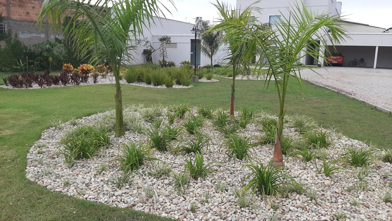 Excelente Sobrado Confortável no Centro de Tijucas Próximo as Praias Exterior foto